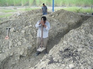 The base is prepared with a hand compactor. No hydraulic hammer here.