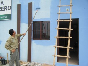 In Cd. Valles the work still moves forward. Javier gives the Casa del Obrero house a new paint job