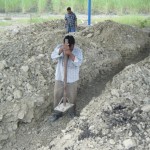 The base is prepared with a hand compactor. No hydraulic hammer here.