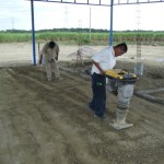 Packing the base with a bailarina (a ballerina) to prepare for pouring the floor
